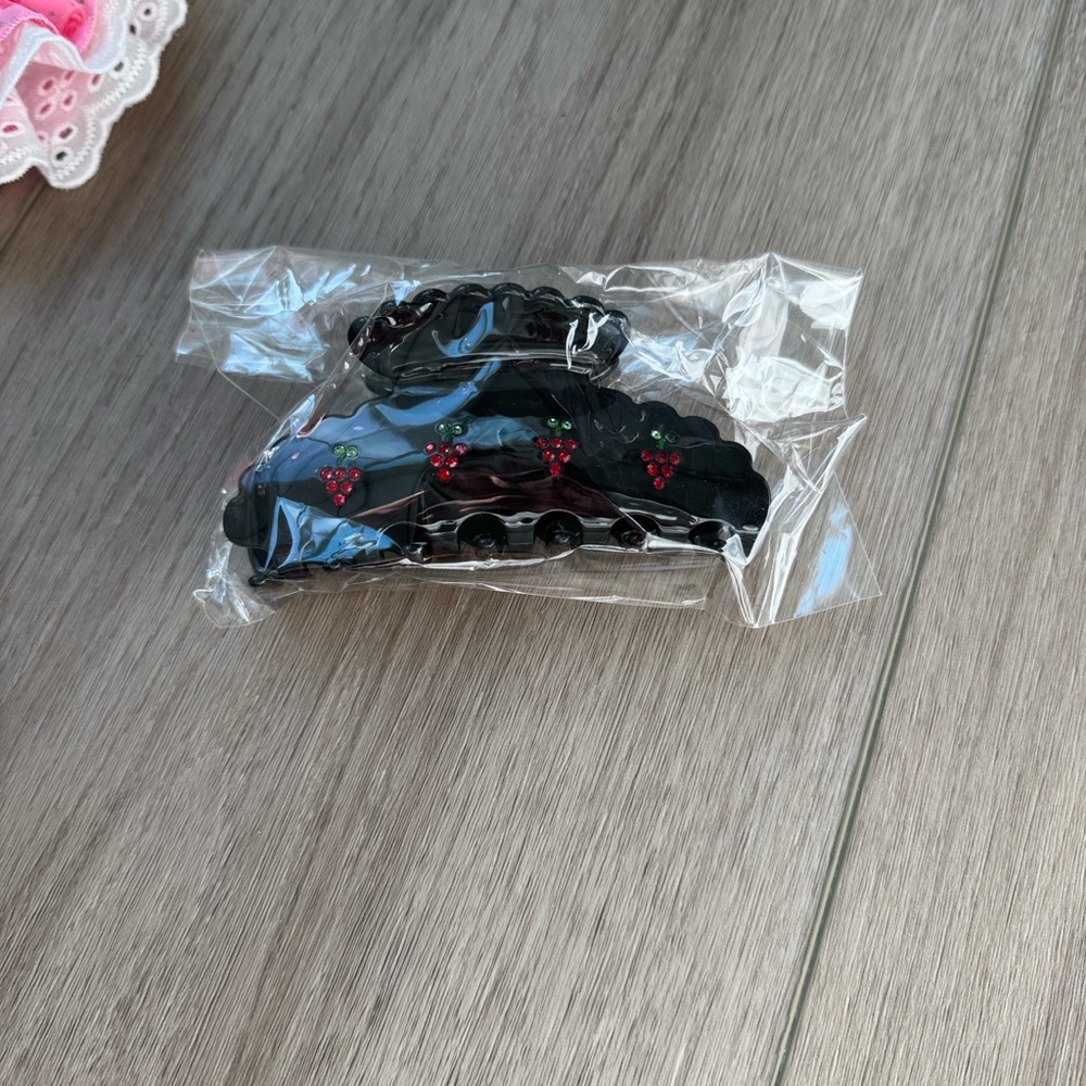Strawberry Milk Mob Claw Clip - Picture 2 of 2